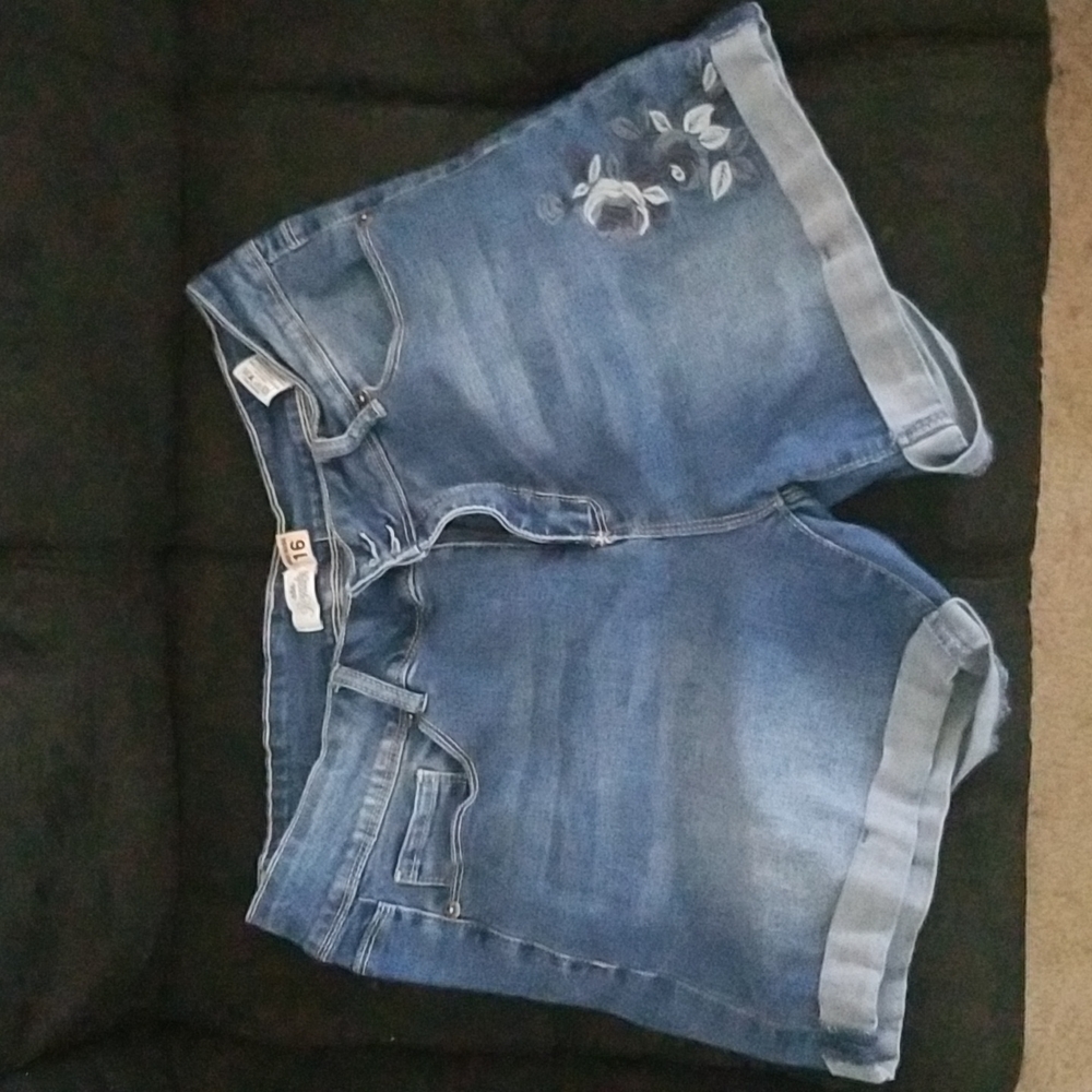 Royalty for me size 16 shorts.